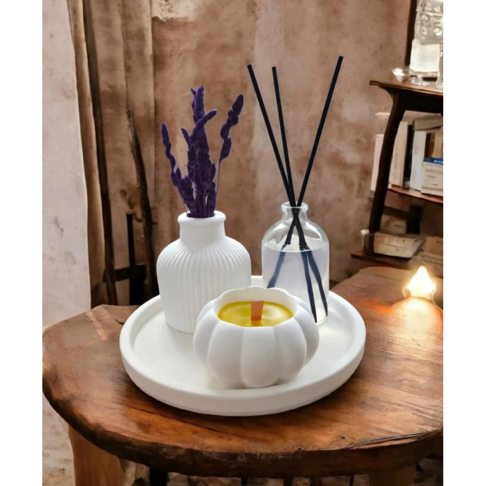 Set Dekorativ me Vazo, Difuzer dhe Qiri Keramik – “Cozy Warmth”