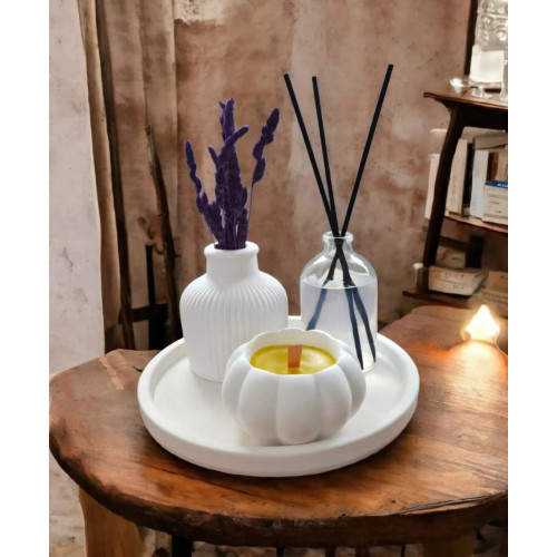 Set Dekorativ me Vazo, Difuzer dhe Qiri Keramik – “Cozy Warmth” Set Dekorativ me Vazo, Difuzer dhe Qiri Keramik – “Cozy Warmth”